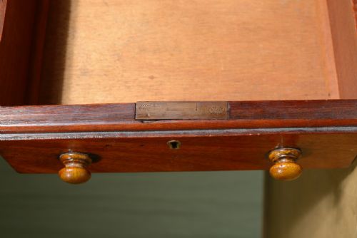 A VICTORIAN MAHOGANY PEDESTAL DESK BY COOKE'S FINSBURY LTD C1850 - ADDITIONAL PHOTO 3