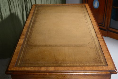 A VICTORIAN MAHOGANY PEDESTAL DESK BY COOKE'S FINSBURY LTD C1850 - ADDITIONAL PHOTO 4