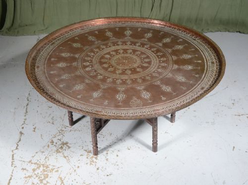 A LARGE INDIAN ENGRAVED BRASS AND CARVED WOOD CIRCULAR COFFEE TABLE C1930 - ADDITIONAL PHOTO 1