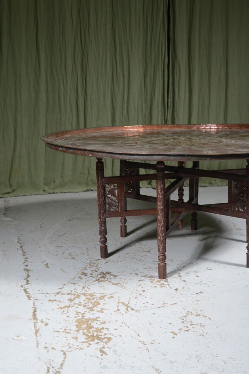 A LARGE INDIAN ENGRAVED BRASS AND CARVED WOOD CIRCULAR COFFEE TABLE C1930 - ADDITIONAL PHOTO 2