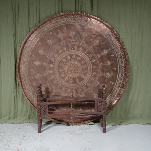 A LARGE INDIAN ENGRAVED BRASS AND CARVED WOOD CIRCULAR COFFEE TABLE C1930 - ADDITIONAL PHOTO 3