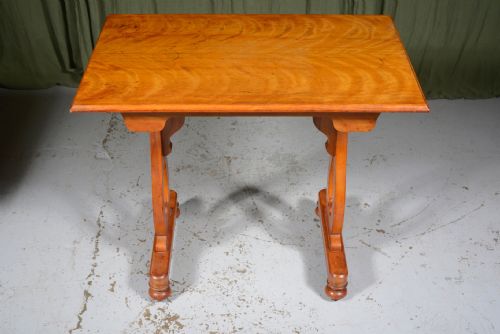 A VICTORIAN SATINWOOD TABLE ON LYRE SUPPORTS C1860 - ADDITIONAL PHOTO 5