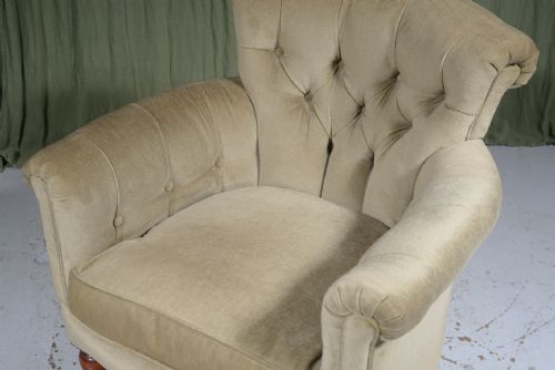 A HOWARD SONS 'WOODSTOCK' STYLE BUTTON BACK ARMCHAIR C1890 - ADDITIONAL PHOTO 3