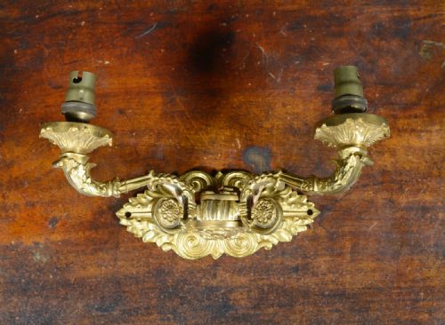 A GILT BRASS DOUBLE WALL SCONCE C1900 - ADDITIONAL PHOTO 1