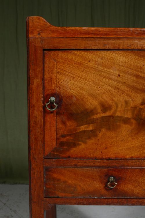 A GEORGE III MAHOGANY TRAY TOP COMMODE BEDSIDE CABINET C1790 - ADDITIONAL PHOTO 2