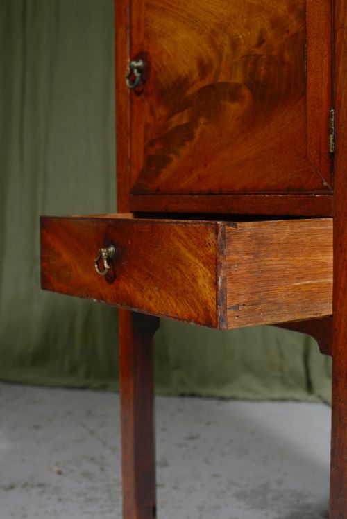 A GEORGE III MAHOGANY TRAY TOP COMMODE BEDSIDE CABINET C1790 - ADDITIONAL PHOTO 4