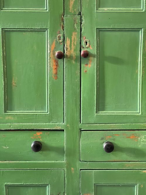 AN EARLY VICTORIAN VERDIGRIS GREEN PAINTED HOUSEKEEPERS CUPBOARD C1840 - ADDITIONAL PHOTO 3