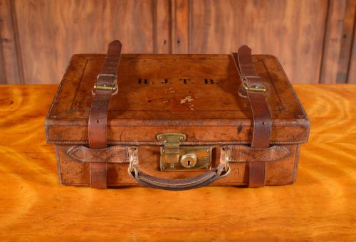 A VICTORIAN LEATHER 250 SHOTGUN CARTRIDGE MAGAZINE BY FREDERIC T BAKER LONDON INITALLED HJTB C1890 - ADDITIONAL PHOTO 2