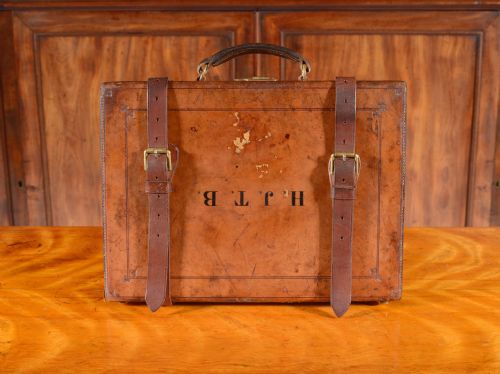 A VICTORIAN LEATHER 250 SHOTGUN CARTRIDGE MAGAZINE BY FREDERIC T BAKER LONDON INITALLED HJTB C1890 - ADDITIONAL PHOTO 3