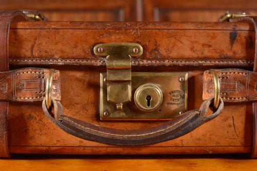 A VICTORIAN LEATHER 250 SHOTGUN CARTRIDGE MAGAZINE BY FREDERIC T BAKER LONDON INITALLED HJTB C1890 - ADDITIONAL PHOTO 4