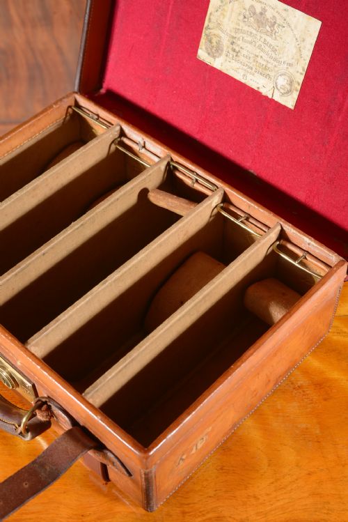A VICTORIAN LEATHER 250 SHOTGUN CARTRIDGE MAGAZINE BY FREDERIC T BAKER LONDON INITALLED HJTB C1890 - ADDITIONAL PHOTO 7