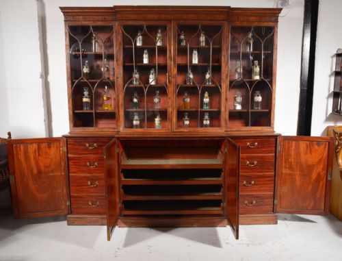 A GEORGE III MAHOGANY BREAKFRONT BOOKCASE C1780 - ADDITIONAL PHOTO 2