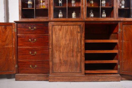 A GEORGE III MAHOGANY BREAKFRONT BOOKCASE C1780 - ADDITIONAL PHOTO 3