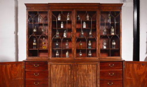 A GEORGE III MAHOGANY BREAKFRONT BOOKCASE C1780 - ADDITIONAL PHOTO 4