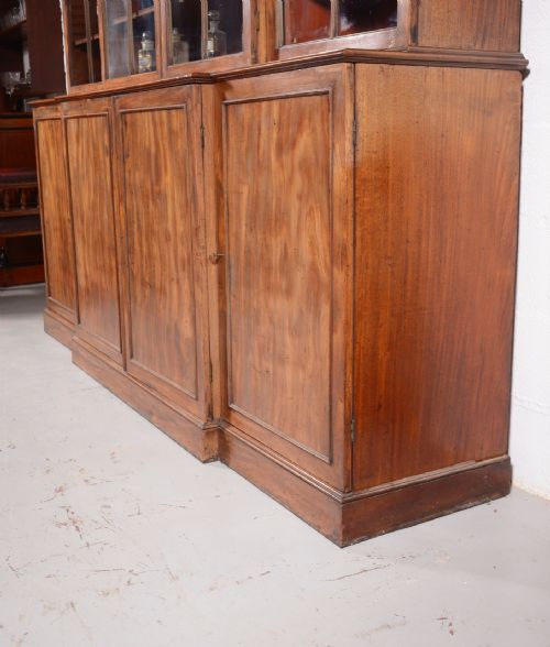 A GEORGE III MAHOGANY BREAKFRONT BOOKCASE C1780 - ADDITIONAL PHOTO 5