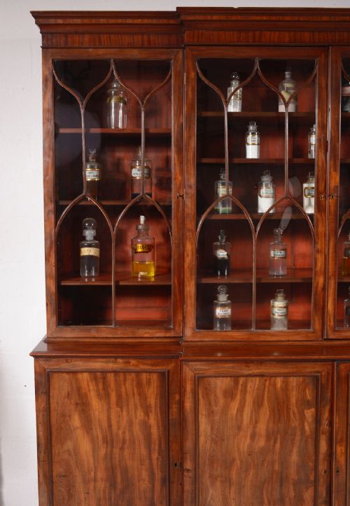 A GEORGE III MAHOGANY BREAKFRONT BOOKCASE C1780 - ADDITIONAL PHOTO 6