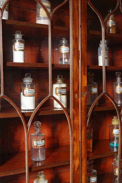 A GEORGE III MAHOGANY BREAKFRONT BOOKCASE C1780 - ADDITIONAL PHOTO 7