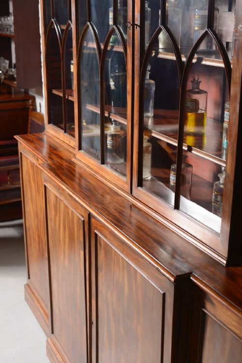 A GEORGE III MAHOGANY BREAKFRONT BOOKCASE C1780 - ADDITIONAL PHOTO 8