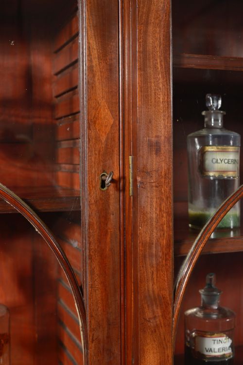 A GEORGE III MAHOGANY BREAKFRONT BOOKCASE C1780 - ADDITIONAL PHOTO 9