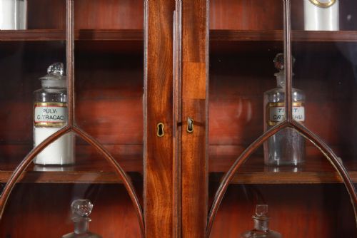 A GEORGE III MAHOGANY BREAKFRONT BOOKCASE C1780 - ADDITIONAL PHOTO 10