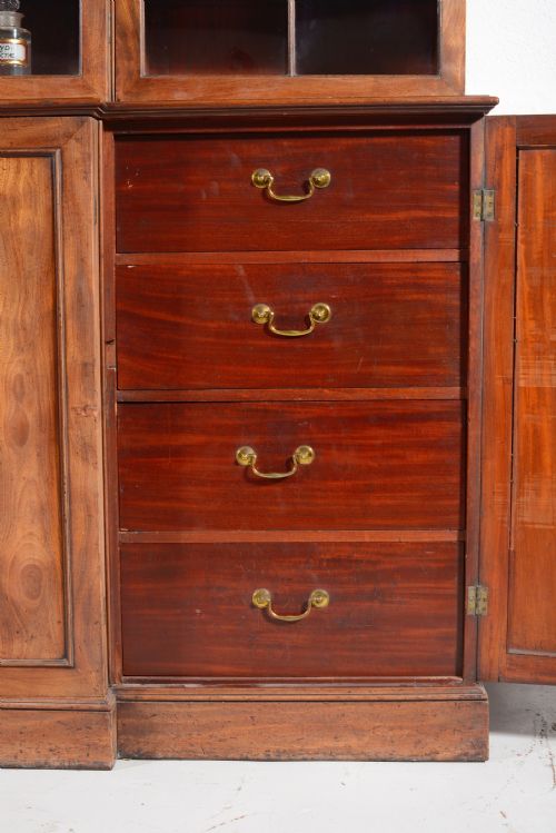 A GEORGE III MAHOGANY BREAKFRONT BOOKCASE C1780 - ADDITIONAL PHOTO 14