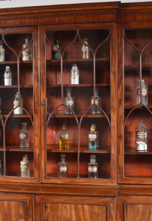 A GEORGE III MAHOGANY BREAKFRONT BOOKCASE C1780 - ADDITIONAL PHOTO 15