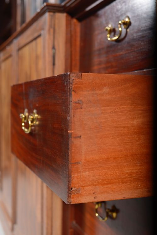 A GEORGE III MAHOGANY BREAKFRONT BOOKCASE C1780 - ADDITIONAL PHOTO 16
