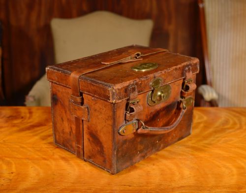 A LARGE VICTORIAN LEATHER 400 SHOTGUN CARTRIDGE MAGAZINE INITIALLED DSO C1880 - ADDITIONAL PHOTO 5