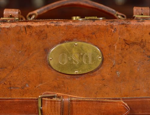 A LARGE VICTORIAN LEATHER 400 SHOTGUN CARTRIDGE MAGAZINE INITIALLED DSO C1880 - ADDITIONAL PHOTO 7