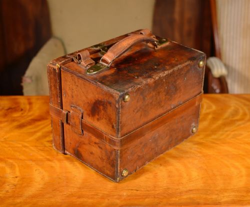 A LARGE VICTORIAN LEATHER 400 SHOTGUN CARTRIDGE MAGAZINE INITIALLED DSO C1880 - ADDITIONAL PHOTO 8