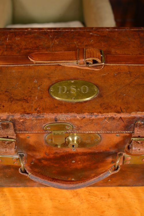 A LARGE VICTORIAN LEATHER 400 SHOTGUN CARTRIDGE MAGAZINE INITIALLED DSO C1880 - ADDITIONAL PHOTO 10