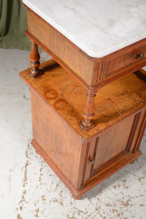 A MARBLE TOPPED WALNUT BEDSIDE OR SIDE TABLE BY GUSTAV KNAUER BERLIN C1870 - ADDITIONAL PHOTO 4
