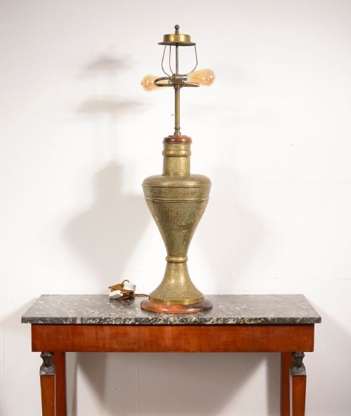 AN IMPRESSIVE MOORISH MIDDLE EASTERN BRASS TABLE LAMP WITH ENGRAVED DECORATION LATE 19TH CENTURY - ADDITIONAL PHOTO 1