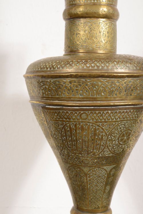 AN IMPRESSIVE MOORISH MIDDLE EASTERN BRASS TABLE LAMP WITH ENGRAVED DECORATION LATE 19TH CENTURY - ADDITIONAL PHOTO 2