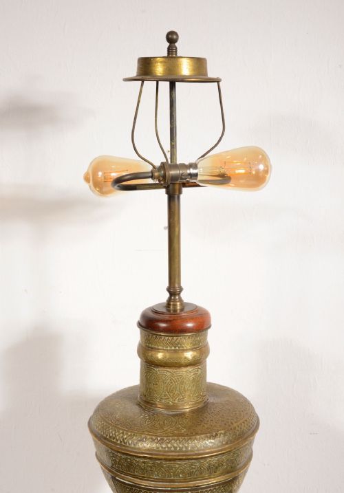 AN IMPRESSIVE MOORISH MIDDLE EASTERN BRASS TABLE LAMP WITH ENGRAVED DECORATION LATE 19TH CENTURY - ADDITIONAL PHOTO 3