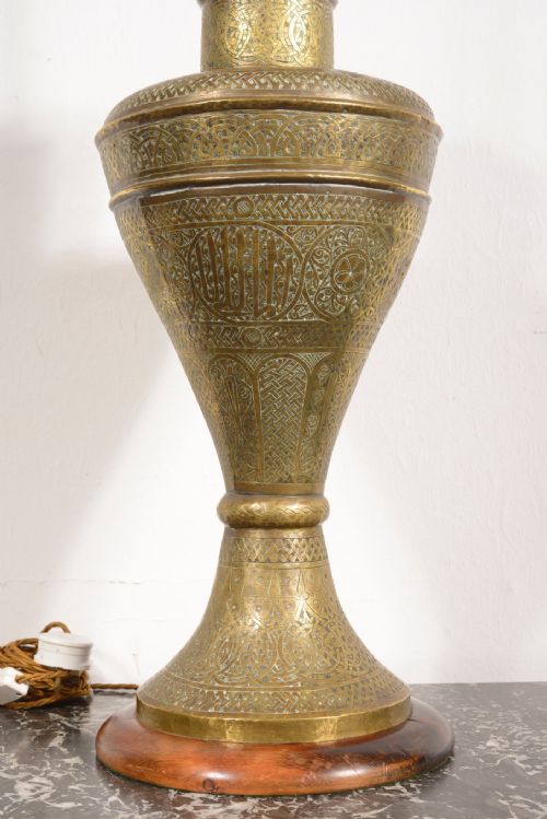 AN IMPRESSIVE MOORISH MIDDLE EASTERN BRASS TABLE LAMP WITH ENGRAVED DECORATION LATE 19TH CENTURY - ADDITIONAL PHOTO 4