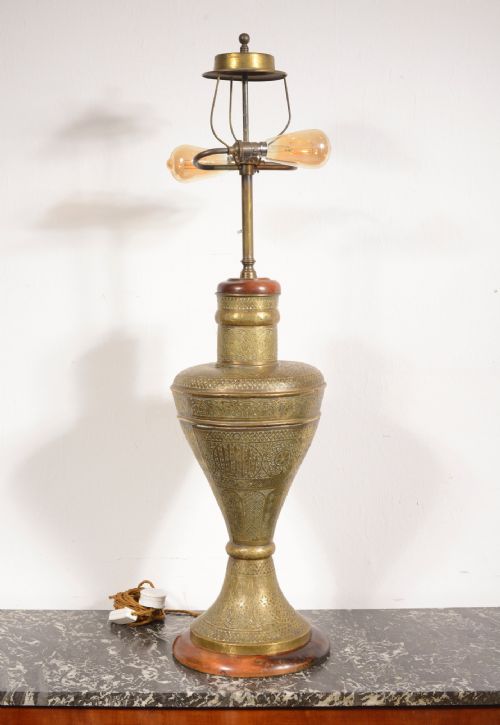 AN IMPRESSIVE MOORISH MIDDLE EASTERN BRASS TABLE LAMP WITH ENGRAVED DECORATION LATE 19TH CENTURY - ADDITIONAL PHOTO 5