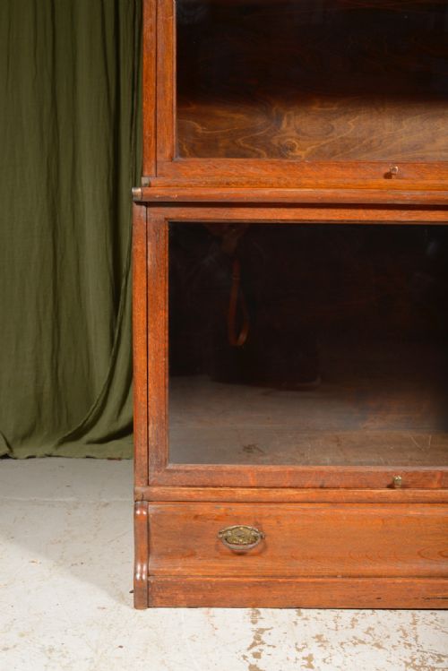 A GOLDEN OAK SECTIONAL GLAZED BARRISTERS BOOKCASE GLOBE WERNICKE TYPE C1920 - ADDITIONAL PHOTO 2