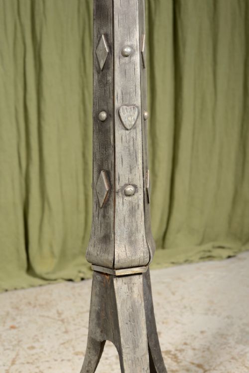 AN ARTS CRAFTS WROUGHT IRON STANDARD LAMP IN THE MANNER OF CFA VOYSEY C1900 - ADDITIONAL PHOTO 1