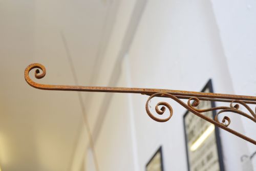A VICTORIAN WROUGHT IRON BRACKET C1870 - ADDITIONAL PHOTO 2
