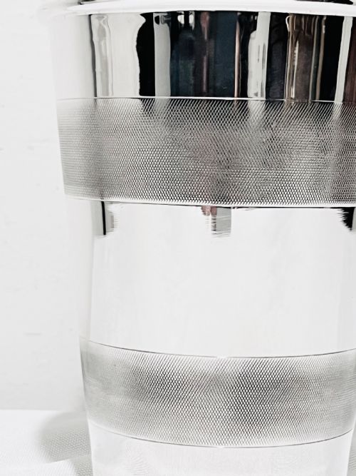 ENGINE TURNED SILVER PLATED COCKTAIL SHAKER WITH LEMON SQUEEZER C1940 - ADDITIONAL PHOTO 1