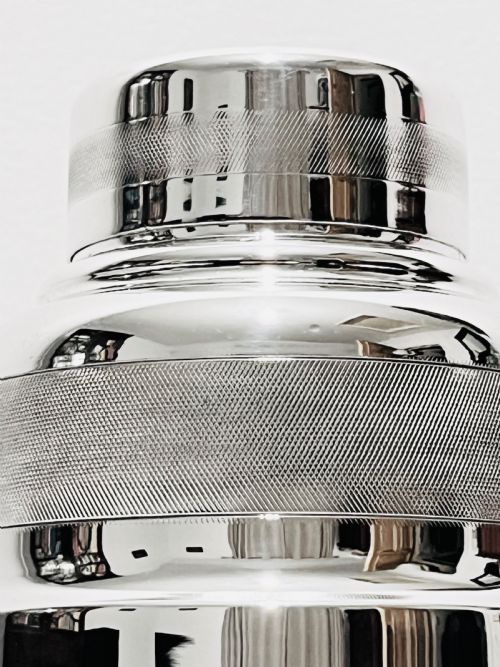 ENGINE TURNED SILVER PLATED COCKTAIL SHAKER WITH LEMON SQUEEZER C1940 - ADDITIONAL PHOTO 2