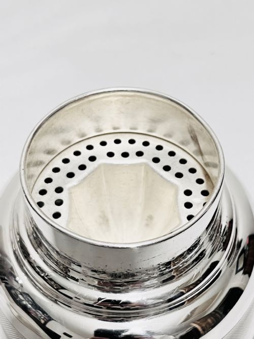 ENGINE TURNED SILVER PLATED COCKTAIL SHAKER WITH LEMON SQUEEZER C1940 - ADDITIONAL PHOTO 4