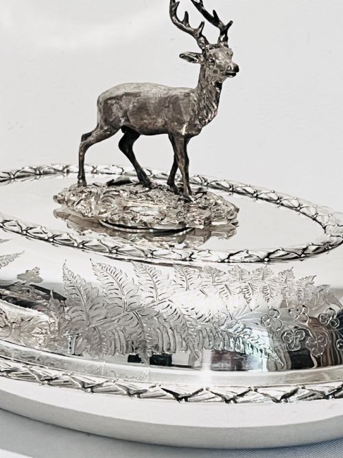 ANTIQUE SILVER PLATED PAIR OF ENTREE DISHES WITH DEER KEYS C1880 - ADDITIONAL PHOTO 2