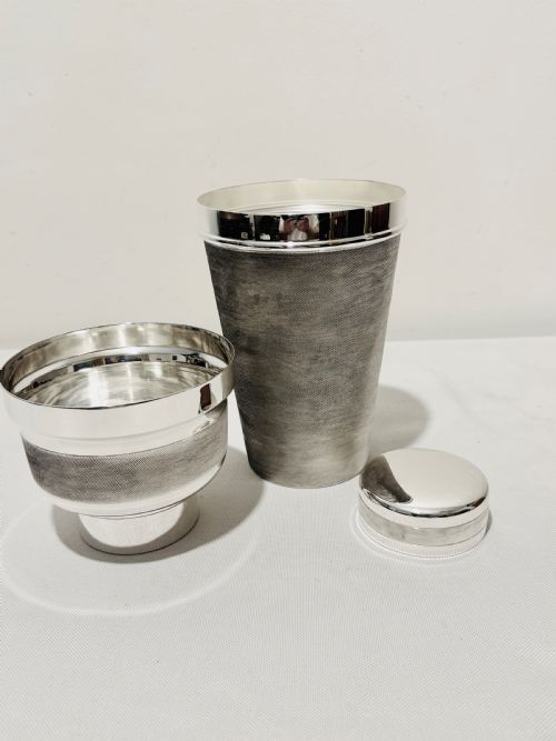 LARGE ANTIQUE SILVER PLATED ENGINE TURNED COCKTAIL SHAKER C1920 - ADDITIONAL PHOTO 4
