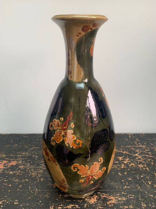 A BEAUTIFUL ART NOUVEAU PERGAMON VASE MODEL NUMBER 6146 DESIGNED BY ERNST WAHLISS FOR TURN VIENNA CIRCA 1918 - ADDITIONAL PHOTO 2