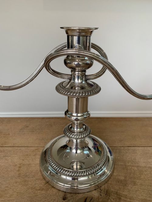 A FINE VINTAGE BARKER ELLIS SILVER PLATE TWO ARM CANDELABRA FOR THREE CANDLES - ADDITIONAL PHOTO 1