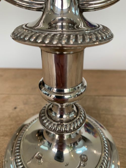 A FINE VINTAGE BARKER ELLIS SILVER PLATE TWO ARM CANDELABRA FOR THREE CANDLES - ADDITIONAL PHOTO 2