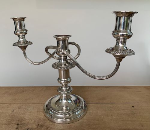 A FINE VINTAGE BARKER ELLIS SILVER PLATE TWO ARM CANDELABRA FOR THREE CANDLES - ADDITIONAL PHOTO 5