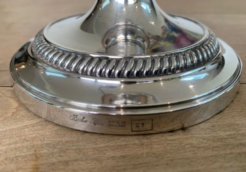 A FINE VINTAGE BARKER ELLIS SILVER PLATE TWO ARM CANDELABRA FOR THREE CANDLES - ADDITIONAL PHOTO 7